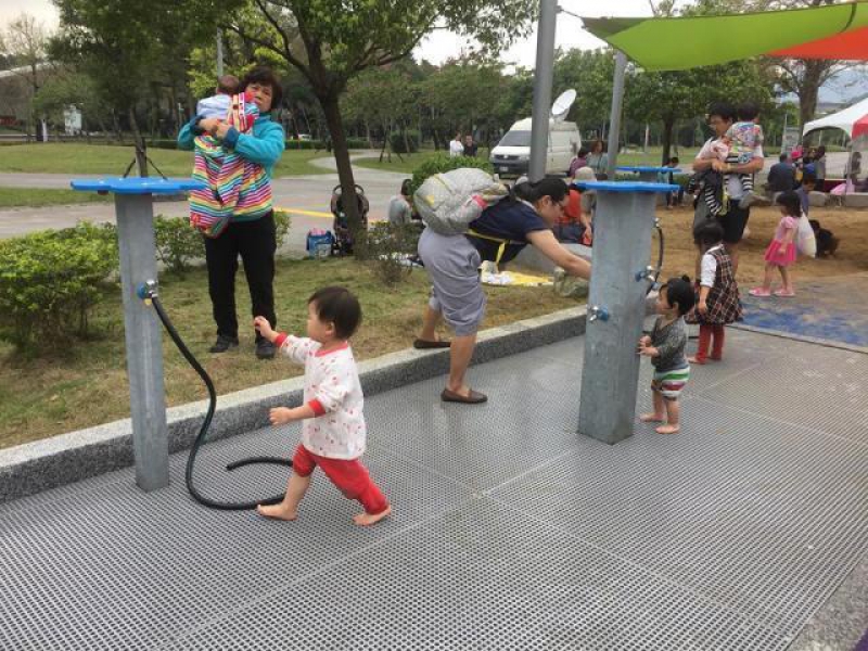 沙坑区侧旁的冲脚设施