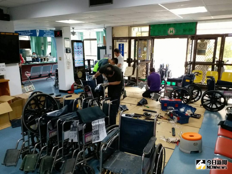 臺北榮總身障中心輔具維修技術團隊專程南下，為彰化榮家之身障需輔具行動等住民實施維修服務
