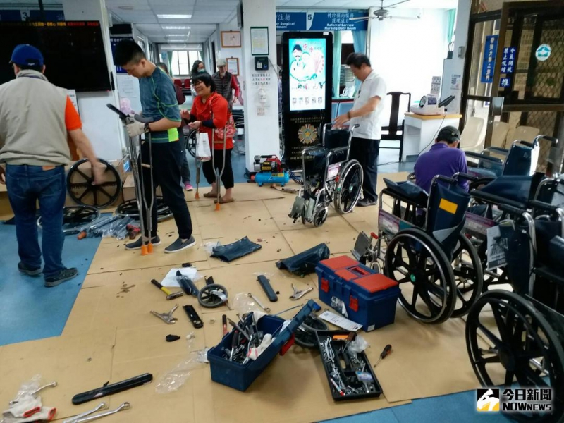 專程南下，為彰化榮家之身障需輔具行動等住民實施維修服務