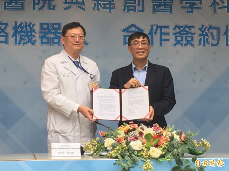 台大醫院副院長余忠仁（左）與緯創醫學科技公司幕僚長林福謙（右）代表簽訂合作意向書