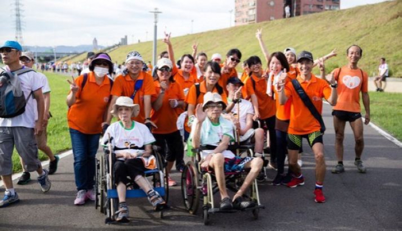 弘道基金会的志工协助长辈们重返马拉松赛道.