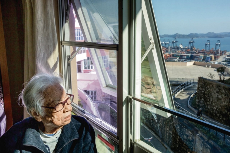 对91岁的陈美琼来说，不论是看电视还是看窗外风景，都是消磨时间的好方法