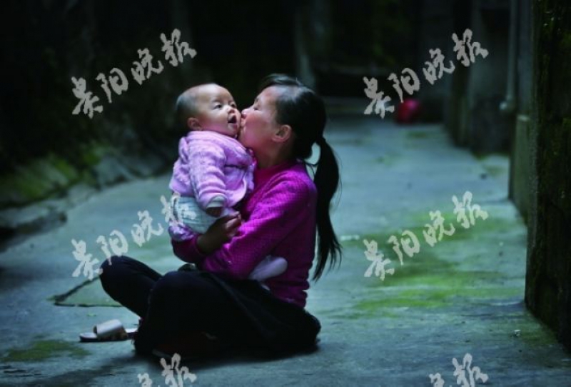 五年前，謝修梅在租住房的院子裡親吻三個月大的女兒李夢媛
