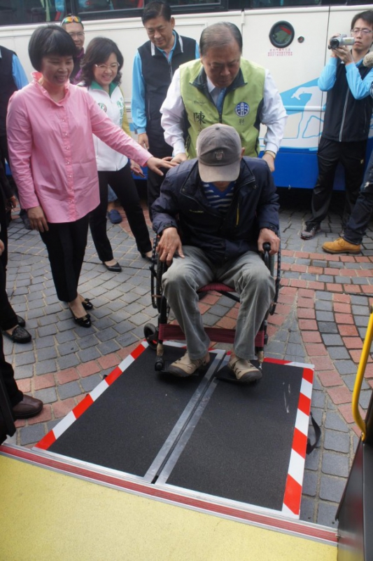 澎湖縣長陳光復擔任推動輪椅的手，體會低地板公車無障礙設施