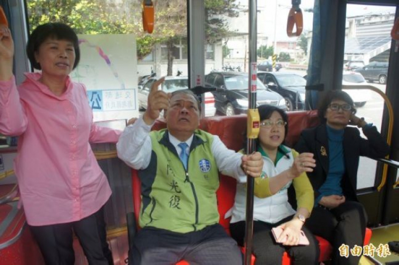澎湖县长陈光复与议员们试乘新型公车，了解未来服务方向
