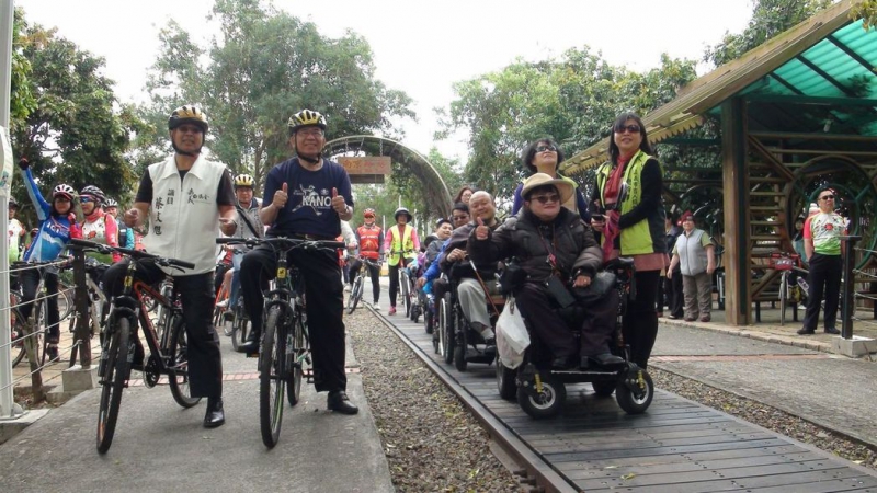 市府拆除路阻，轮椅族、单车族今天踏上嘉油铁马道，对市区多一处休憩路线感到兴奋