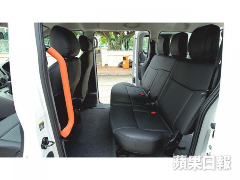 不接載輪椅客時，是一部雙趟門五座位格局的私家車