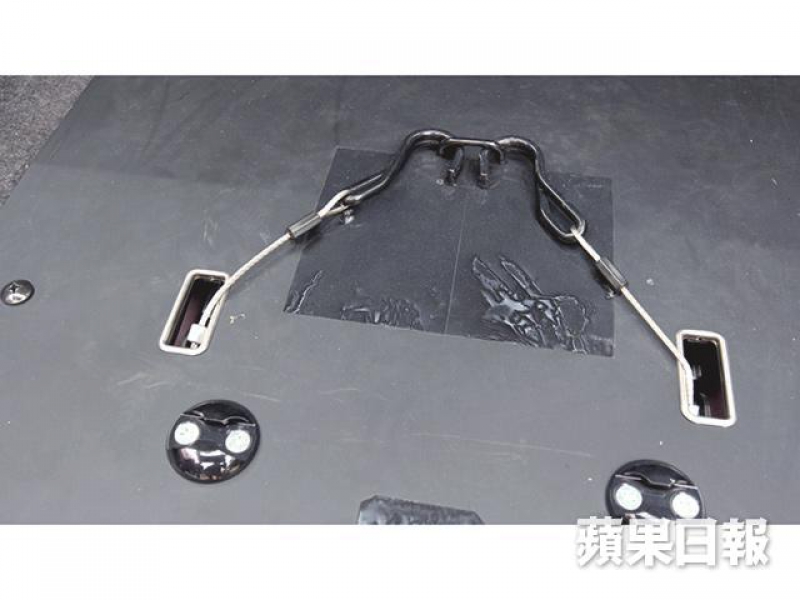 這兩條後鋼索用來鎖緊固定輪椅後方