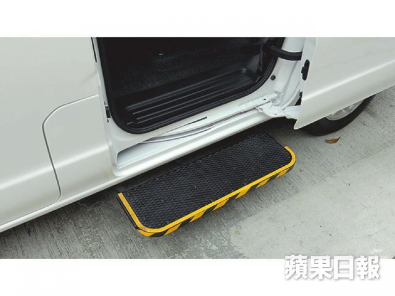 車側電趟門打開時，下方有一塊踏板會自動伸出