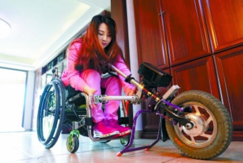 隋毅將電動車頭組裝到輪椅前，現在她可以自己一個人出門乘坐地鐵