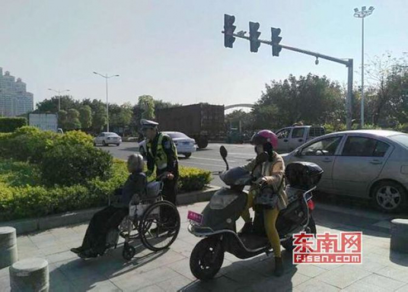 耄耋老人独自扶轮椅过马路执勤辅警上前护送暖人心