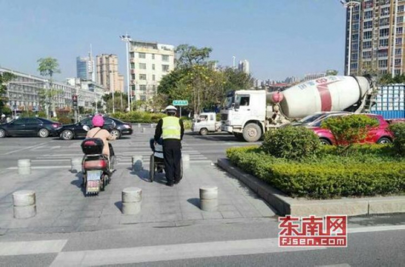 护送老人过马路