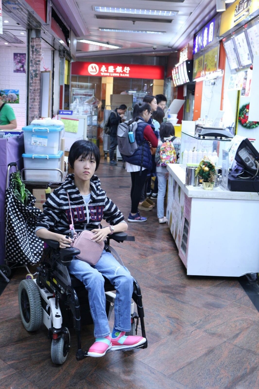 肢障人士可欣考察商场时发现因有货品阻挡，做成通道狭窄的情况