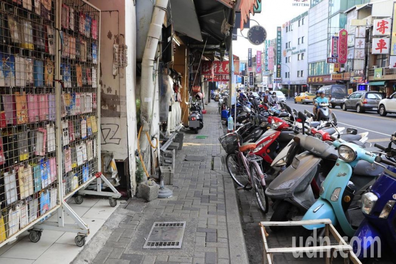 台南火车站附近人行道较窄小，若遇到违规停车，轮椅族完全无法通行