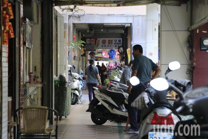 台南火车站附近骑楼较狭小，若有机车岔出停放，会影响轮椅族通行
