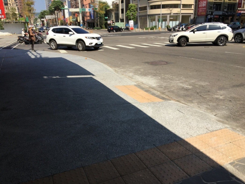 桃園市政府近月改善桃園區大興西路二段雙向人行道，但民眾向本報投訴大興西路與中正路路口，新設的無障礙斜坡道與行人穿越線完全不搭軋，「無障礙斜坡道出口就是車道，輪椅族無法過馬路」，質疑設計有問題