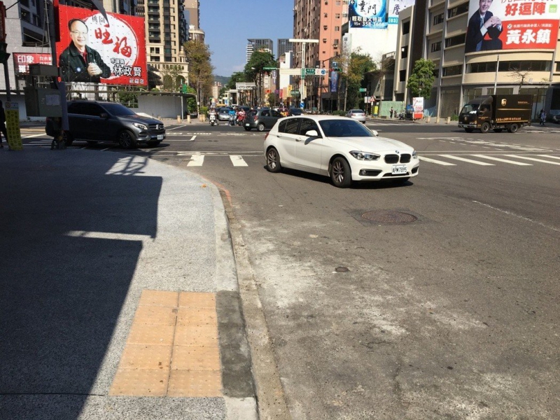 無障礙斜坡道易位 輪椅族通行「撞」車道