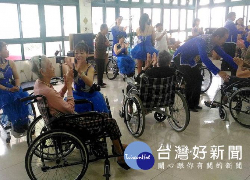 中华民国轮椅体育运动舞蹈协会以舞动生命的表演，帮助这些老朋友，勇敢大步跨出来，一同用运动让身体更健康