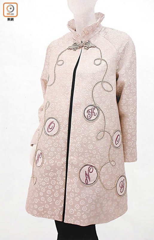 吳貴玲設計的外套繡上「HONG KONG」英文字母。