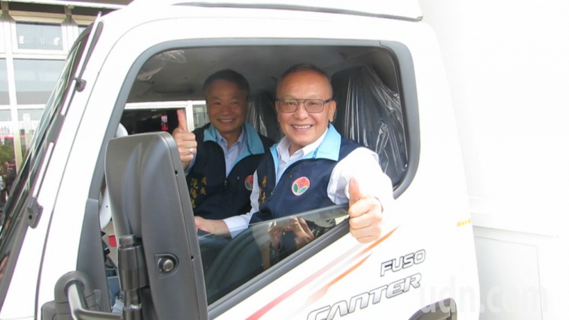 苗栗縣長徐耀昌（右一）、社會處長范陽添（右二）昨天啟動輔具專車，18鄉鎮市跑透透，行動到點提供專業評估與維修、諮詢服務