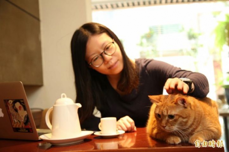 從繁瑣的照顧工作中抽身的照顧者，到「極簡咖啡館」享用喘息咖啡或餐點、摸摸乖巧坐在桌上的貓，短短幾十分鐘就能得到正面與療癒的能量