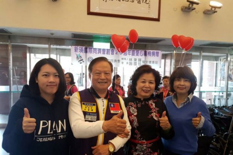 林秀榛（右一）与父亲林秉晖（左二）母亲廖佩珊（右二）女儿（左）祖孙三代共同做公益。