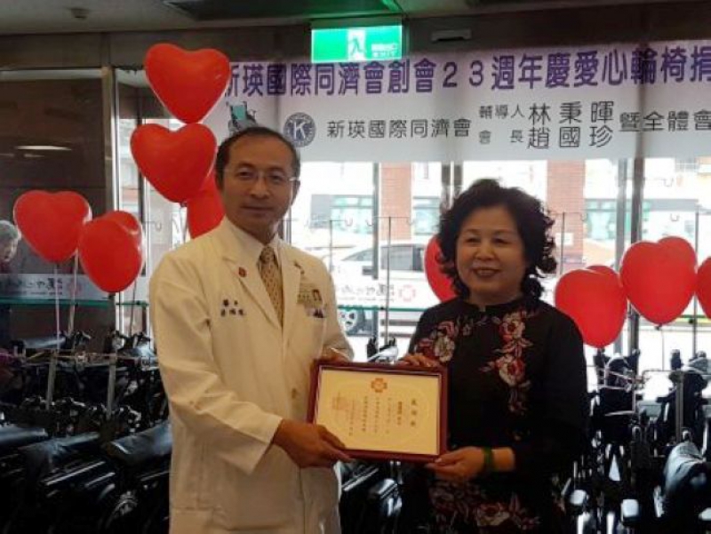 副院长翁顺隆致赠感谢状给爱心捐赠人廖佩珊会长