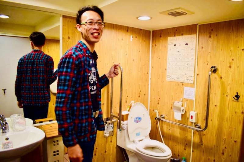 有心咖啡另一位创办人郭文楷介绍无障碍厕所空间，让轮椅族使用起来不吃力