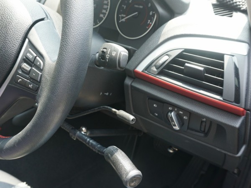 图下方的控制器，就是 Rabi 驾驶时用来调控车速快慢，以代替健全人士用脚踏油门加速、踏脚掣减慢车速及进行停车动作