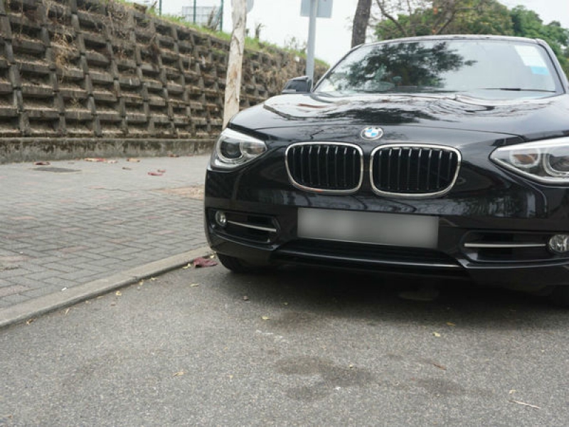 一般为残疾人士而设的车位，都是没有阶级，能轻易让轮椅移动的无障碍设施