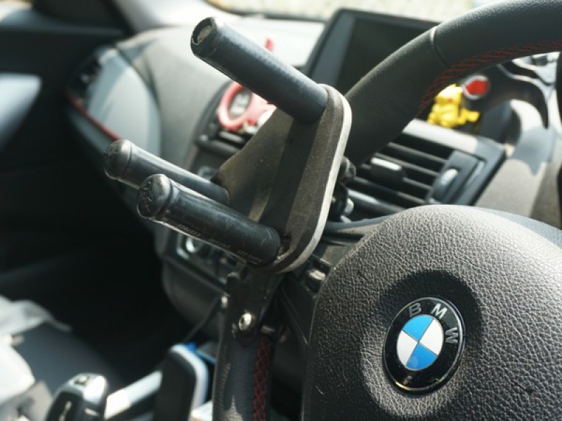 由于 Rabi 身体上的残缺，因此只能用双手驾驶，而残疾人士可因应评估信所写的手脚活动状况，决定加装三叉、两叉、单柄軚操控