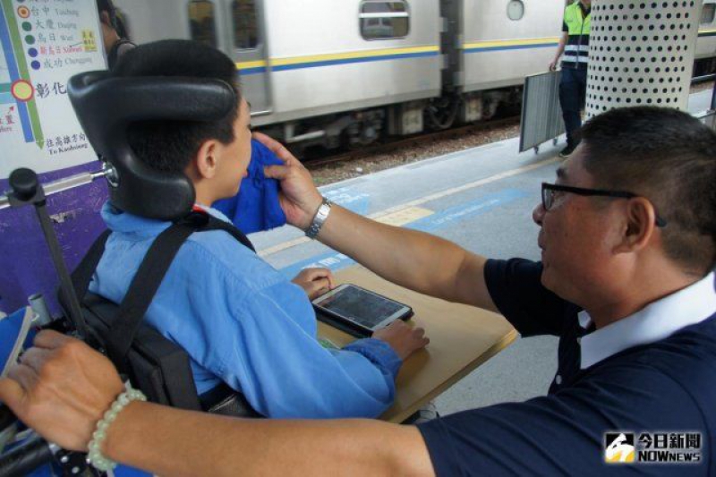 慈济志工每星期轮流在台铁彰化站对通勤学生返家及返校上下火车定期协助帮忙，13年来不曾间断，慈济人无私奉献长期帮忙让人感恩