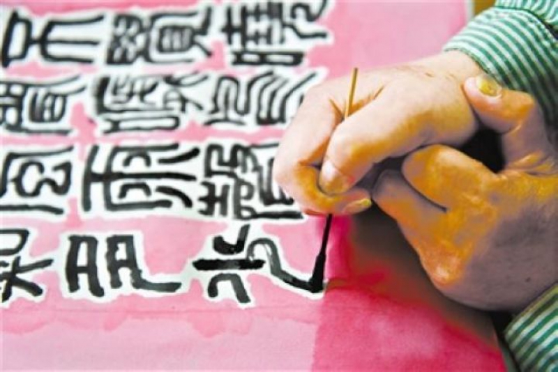 潘叔用小棉签作画，锻鍊抓握力
