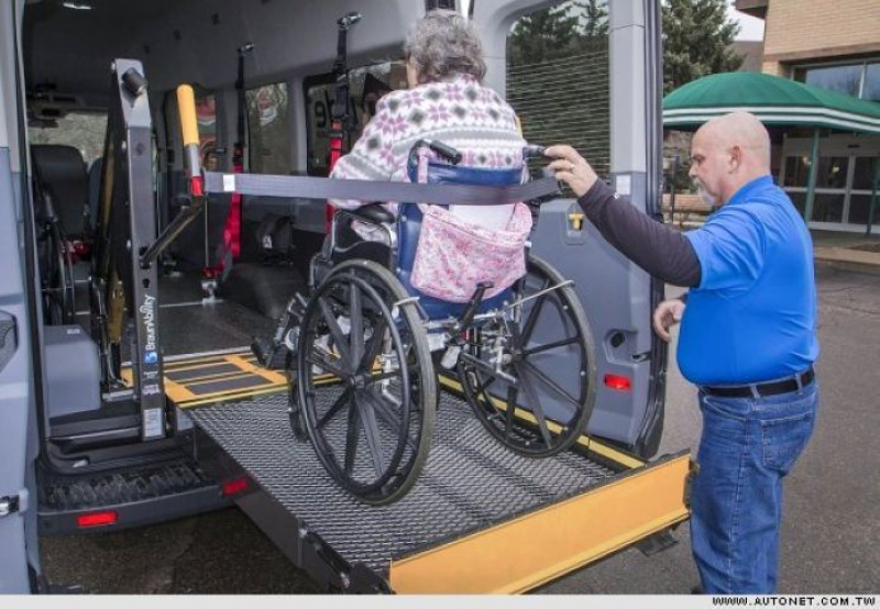 Ford GoRide以符合使用需求量身訂做的Ford Transit及受專業訓練的司機，提供病患從床邊到床邊、隨選輪椅，及準時的接送服務，提高了非緊急醫療接送的服務水準..