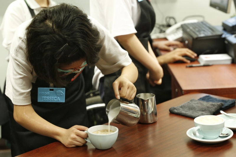 太平山扶輪社捐贈30萬元予香港耀能協會羅怡基紀念學校，裝置環迴式天花吊機，及設置咖啡培訓平台