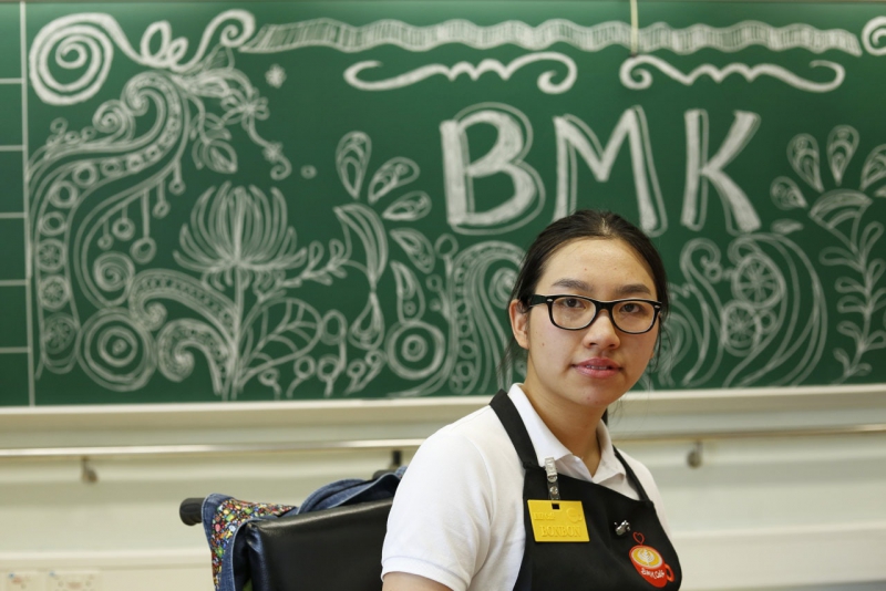 回想起首次站立步行，陳敏慧興奮說：「沒有想過可以行路，第一次行到好開心。」