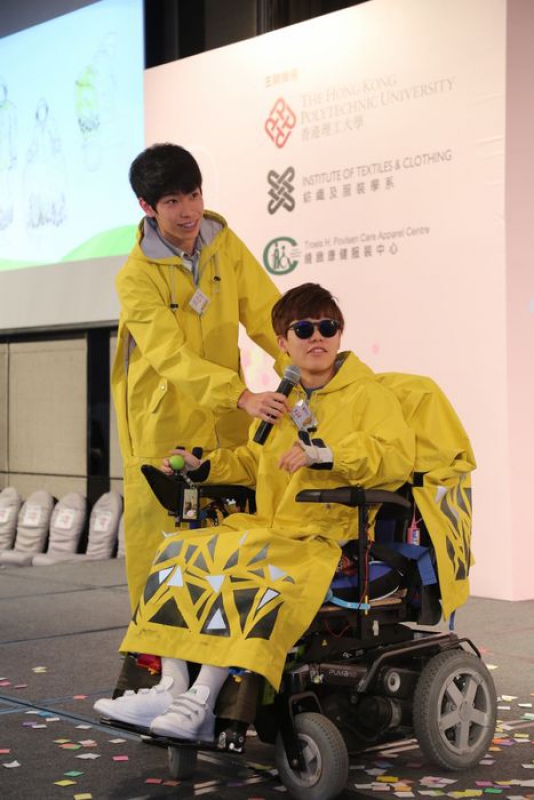 肢體健全人士與殘疾人士一同演繹由中學及專上學生設計的康健服裝，充份體現傷建共融的精神