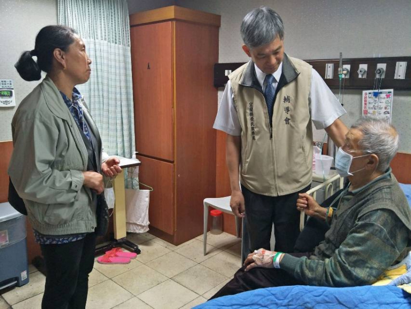 貼心即時關懷服務 愛心一致送輪椅表達關懷