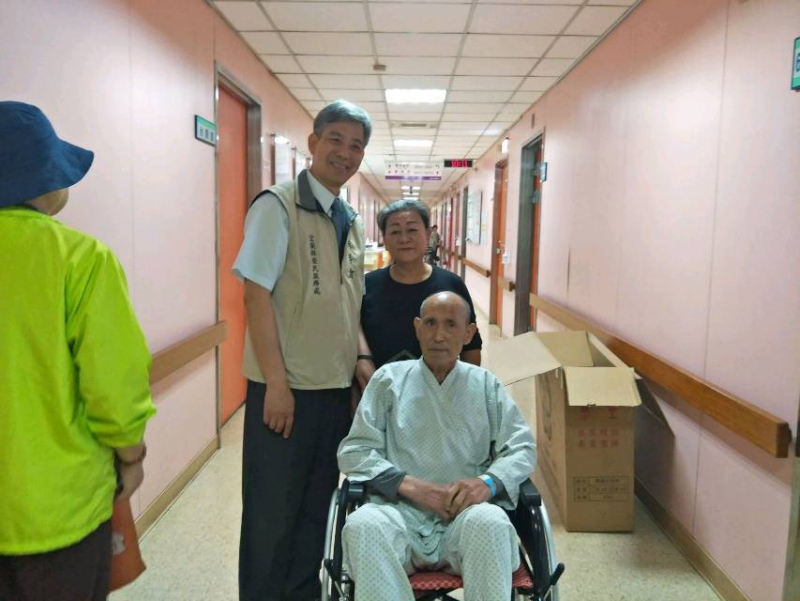 宜蘭縣榮服處處長呂德義5月4日偕同社區服務組長及榮欣志工等一行人，親赴羅東聖母醫院探視因梗塞性腦中風住院治療的榮民林O繁，並致贈輪椅表達關懷