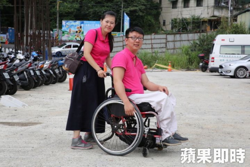 太太賴柔君（左）喜歡樂觀的劉炫成（右），兩人是最佳夥伴