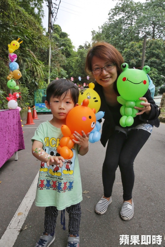 李小姐带著儿子拿气球