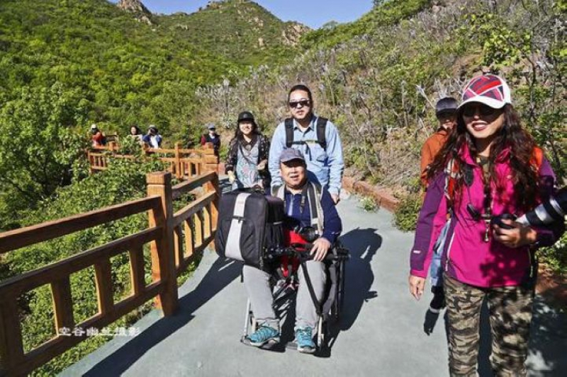 辽宁朝阳北票大黑山 推著轮椅带父母登山