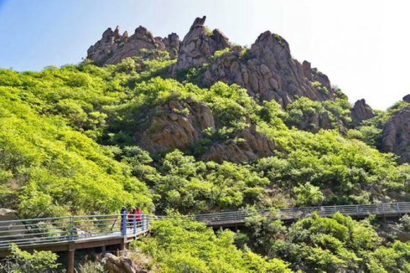 辽宁朝阳北票大黑山 推著轮椅带父母登山