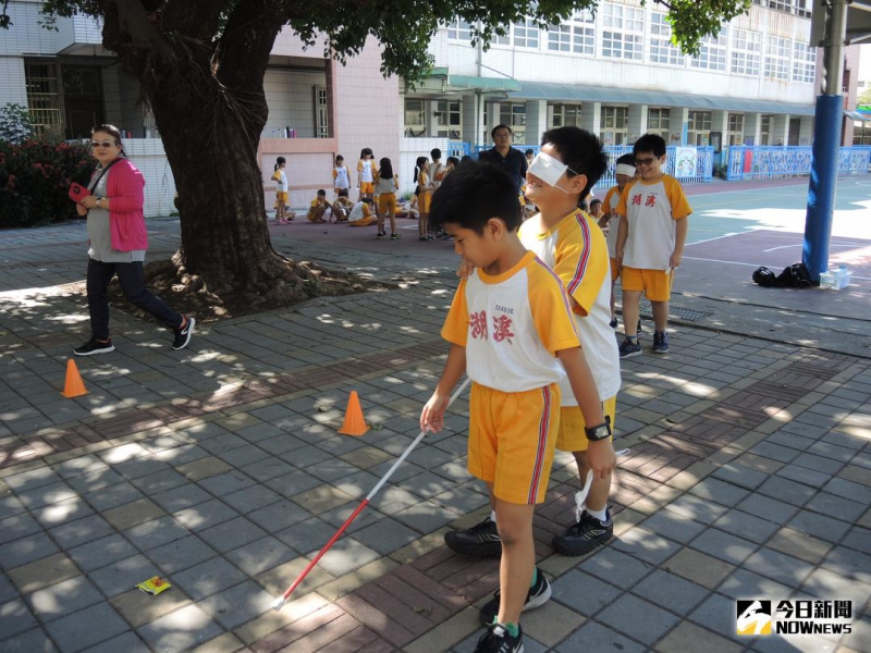 彰化县玛喜乐基金会在溪湖国小进行生命教育身障体验，安排轮椅推走、蒙眼行走、让学童体验感受视障与肢障者不便，对弱势更有同理心