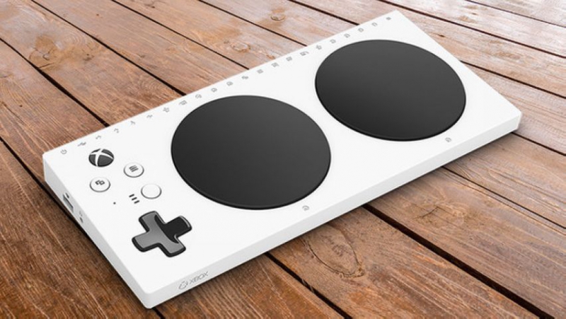 「Xbox Adaptive Controller」有两个跟手掌差不多大的黑色按键，造型怎样看都像 DJ 打碟机