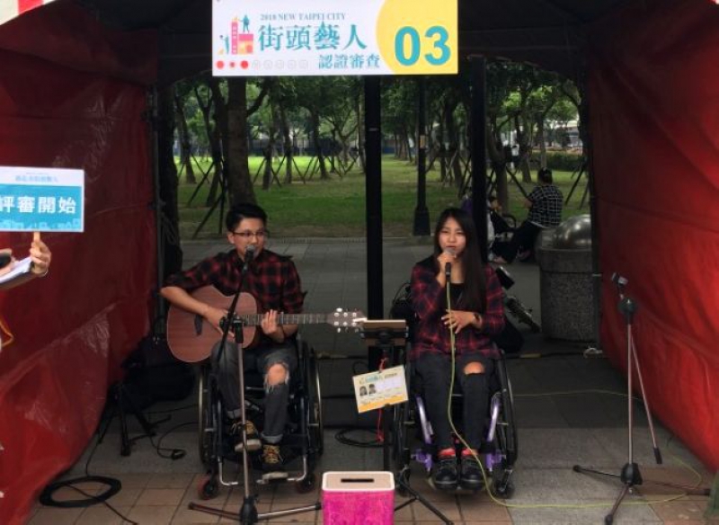 原民輪椅少女組二重唱 晉升街頭藝人圓夢