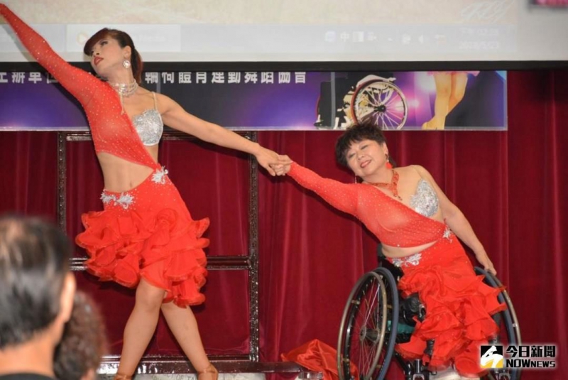 精彩的轮椅拉丁舞表演