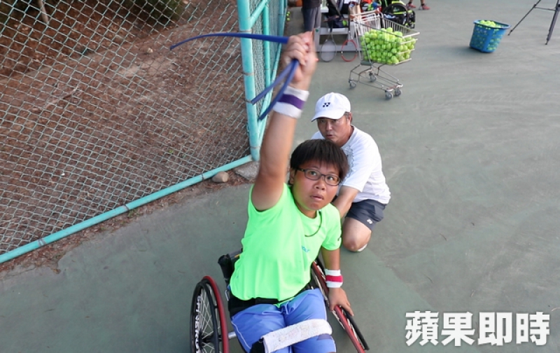 黃楚茵車禍靠著輪椅網球重返球場，大葉大學老師賴永僚答應再當她的教練