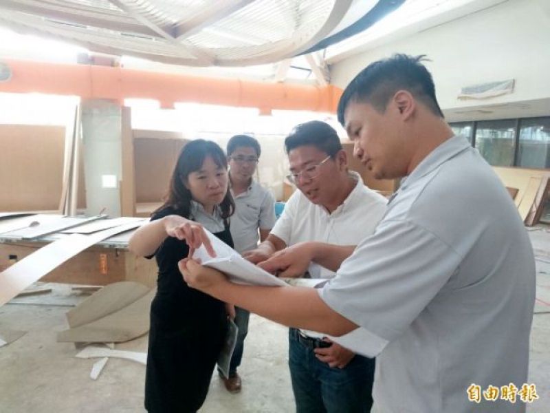 新竹市议员林盈彻（穿白衬衫者）长期关心香山亲子馆进度。