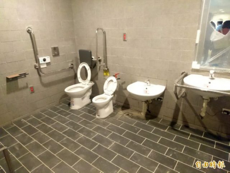 香山親子館規劃有兩間無障礙親子廁所